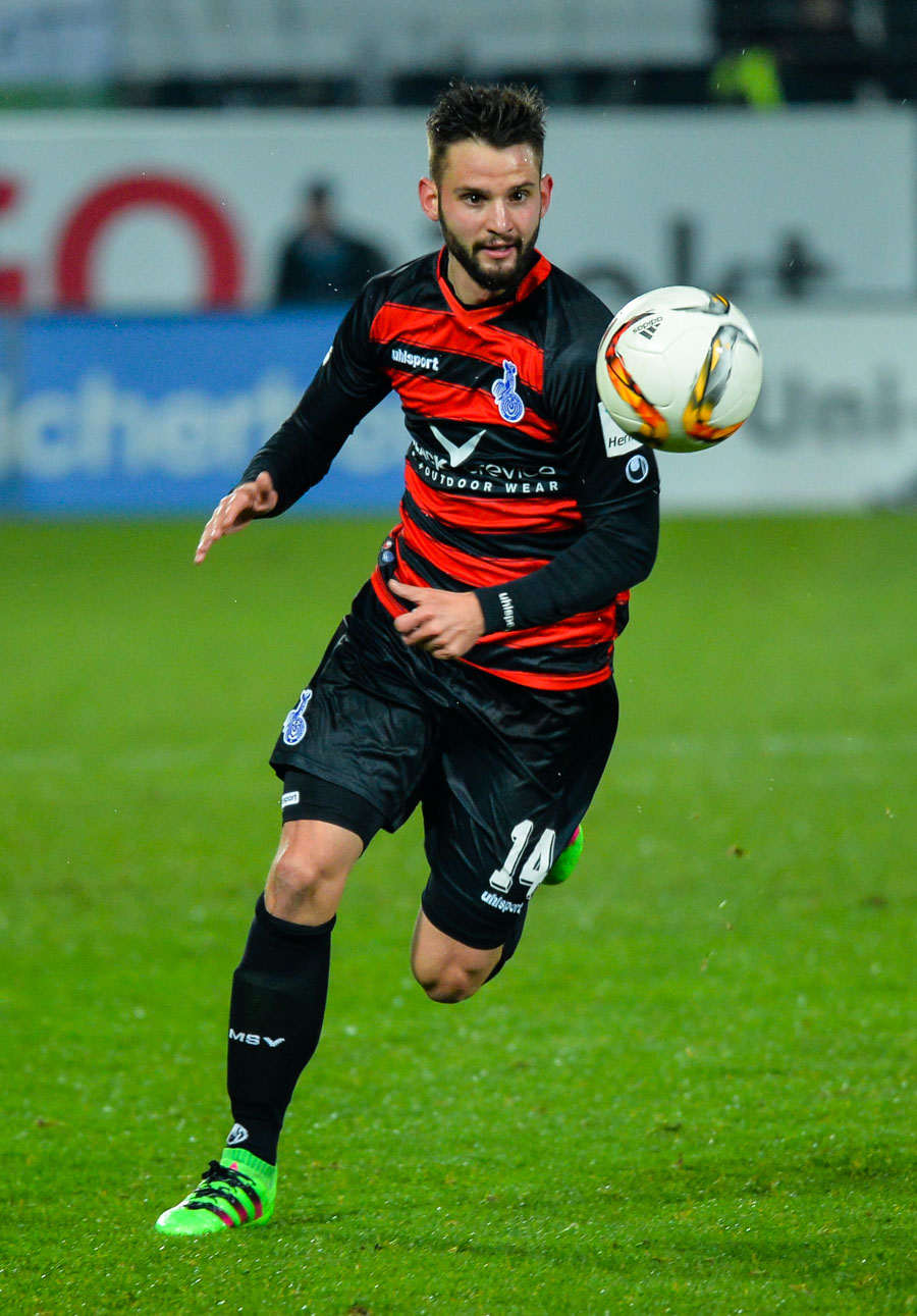 Tim Albutat (MSV Duisburg) am Ball. Foto: Matthias Merz/Eibner-Pressefoto