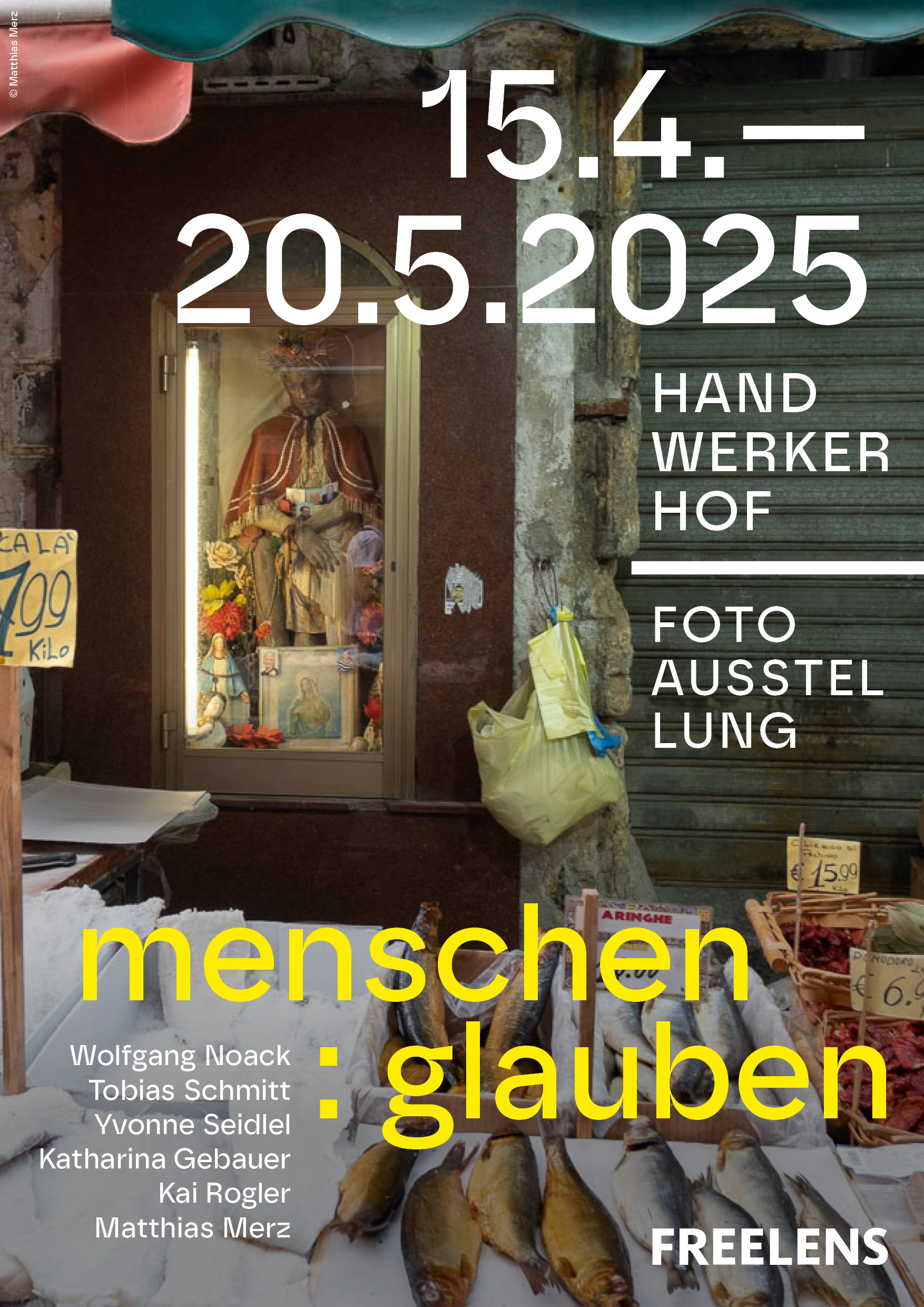 Ausstellungsplakat für die Gemeinschaftsausstellung menschen:glauben von Freelens e.V. Es zeigt ein Foto von Matthias Merz von einem sizilianischen Markt und die Daten der Ausstellung.